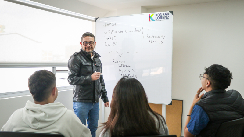 Docente explicando frente a estudiantes